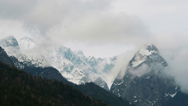 阿尔卑斯山山顶上的云朵视频素材