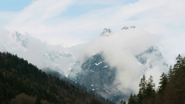 阿尔卑斯山山顶上的云朵视频素材