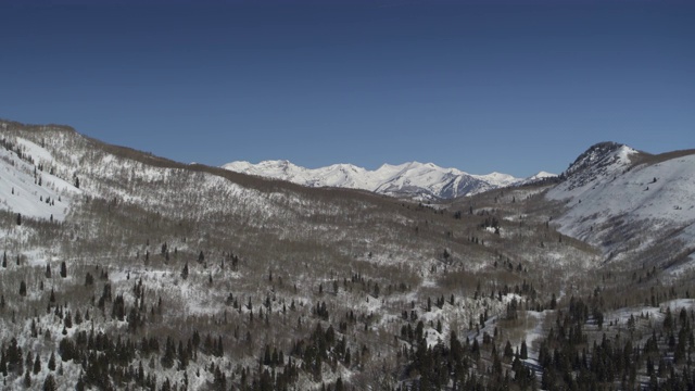 鸟瞰图在山谷附近的雪覆盖的山脉/阿斯彭格罗夫，犹他州，美国视频素材