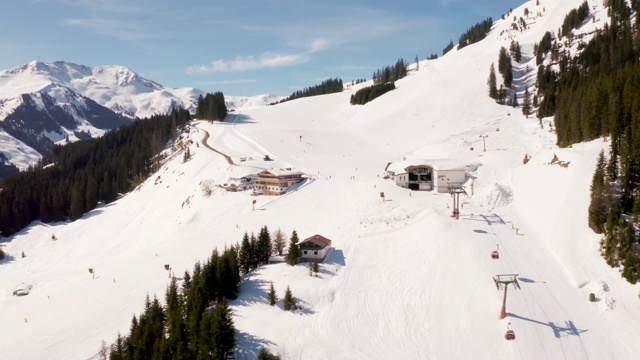 鸟瞰图的滑雪胜地在奥地利阿尔卑斯山视频素材