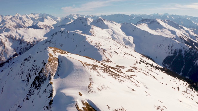 鸟瞰图的滑雪胜地在奥地利阿尔卑斯山视频素材