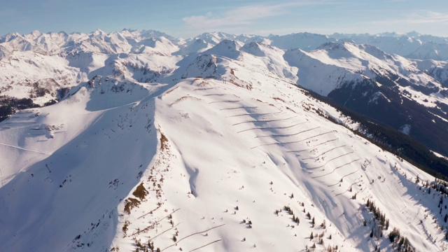 鸟瞰图的滑雪胜地在奥地利阿尔卑斯山视频素材