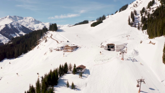 鸟瞰图的滑雪胜地在奥地利阿尔卑斯山视频素材