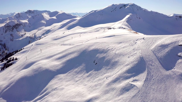 鸟瞰图的滑雪胜地在奥地利阿尔卑斯山视频素材