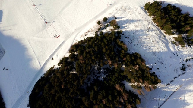 鸟瞰图的滑雪胜地在奥地利阿尔卑斯山视频素材