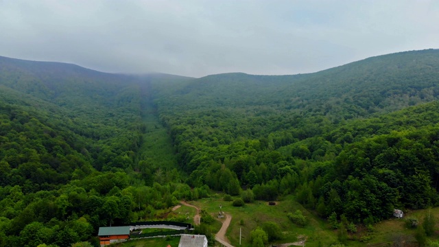 航空摄影机镜头。景观全景。飞过美丽的高山，美丽的森林。视频素材