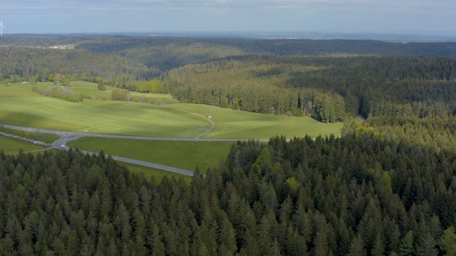 在黑森林Schwarzwald中，Seewald附近的森林的航拍视频素材