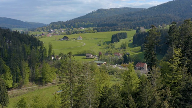 空中环绕Schönmünzach在黑森林的Schwarzwald视频素材