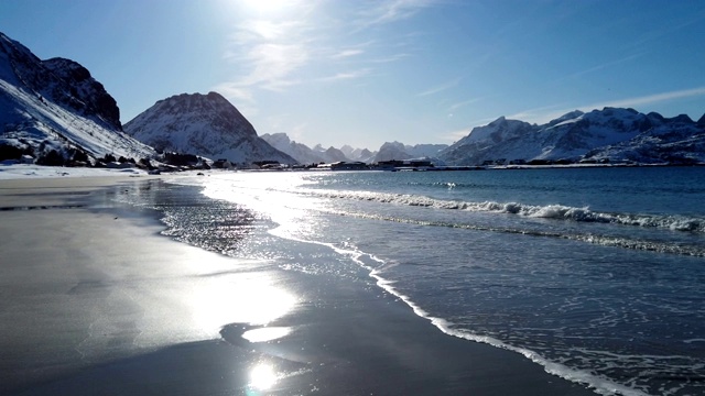 4K Ramberg stranda海滩附近的村庄，罗浮敦，挪威视频素材