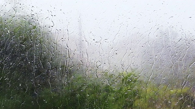 雨点落在玻璃窗上，雨天视频素材