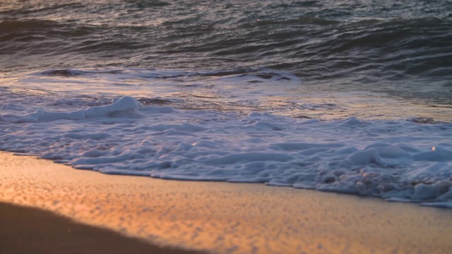 日落的看法海边与海浪在克里特岛希腊太阳坠入大海视频素材