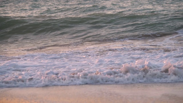 日落的看法海边与海浪在克里特岛希腊太阳坠入大海视频素材