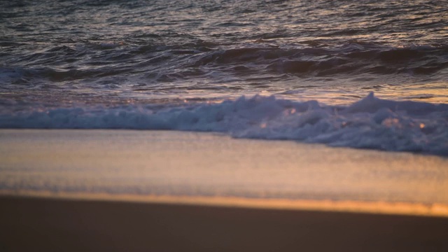 日落的看法海边与海浪在克里特岛希腊太阳坠入大海视频素材