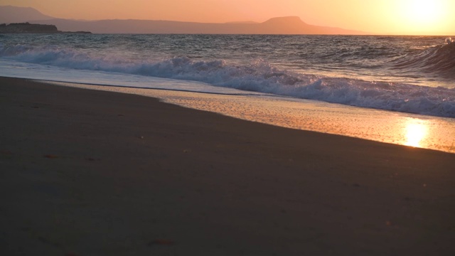 日落的看法海边与海浪在克里特岛希腊太阳坠入大海视频素材