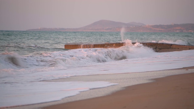 日落的看法海边与海浪在克里特岛希腊太阳坠入大海视频素材