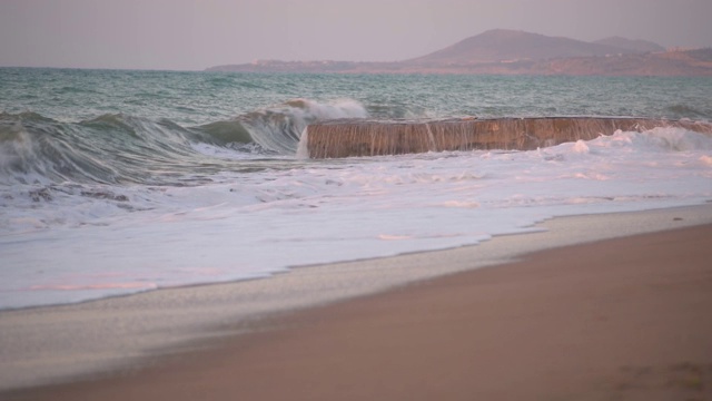 日落的看法海边与海浪在克里特岛希腊太阳坠入大海视频素材