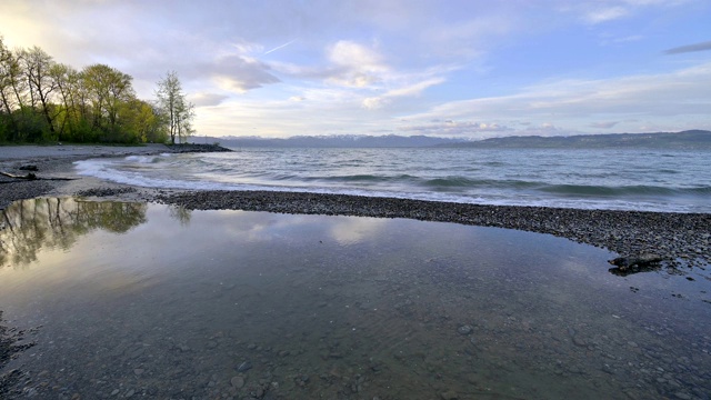 鹅卵石海滩在阿尔根河口，Langenargen, Bodensee, Baden-Württemberg，德国视频素材