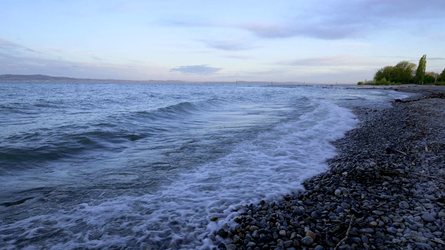 鹅卵石海滩在阿尔根河口，Langenargen, Bodensee, Baden-Württemberg，德国视频素材