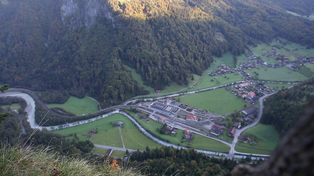 定点跳伞者从山崖边跳下视频素材