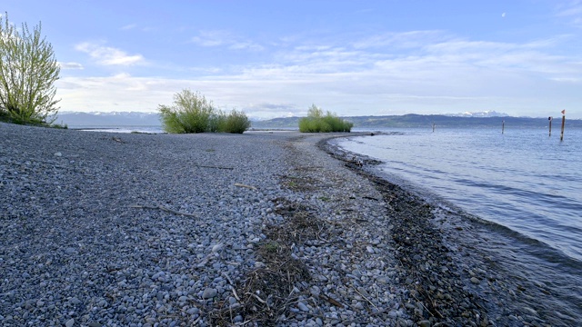 鹅卵石海滩在阿尔根河口，Langenargen, Bodensee, Baden-Württemberg，德国视频素材