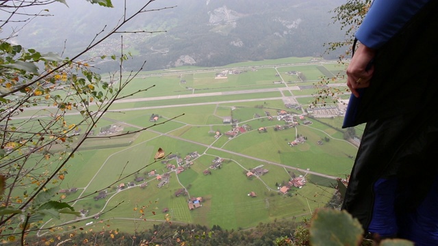 定点跳伞者从山崖边跳下视频素材