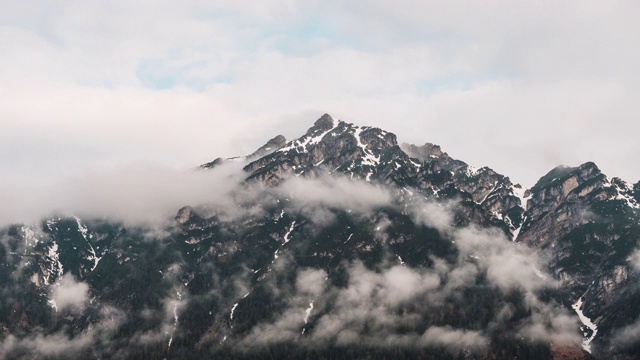 在阿尔卑斯山脉的山峰上云的时间流逝视频素材