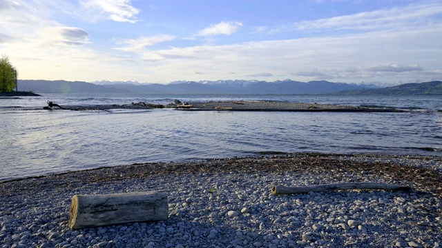 鹅卵石海滩在阿尔根河口，Langenargen, Bodensee, Baden-Württemberg，德国视频素材