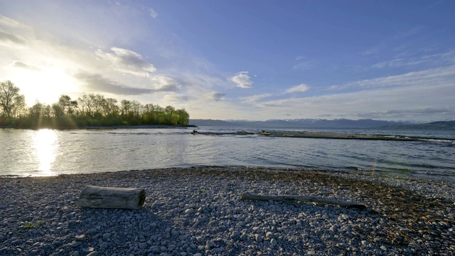 鹅卵石海滩在阿尔根河口，Langenargen, Bodensee, Baden-Württemberg，德国视频素材