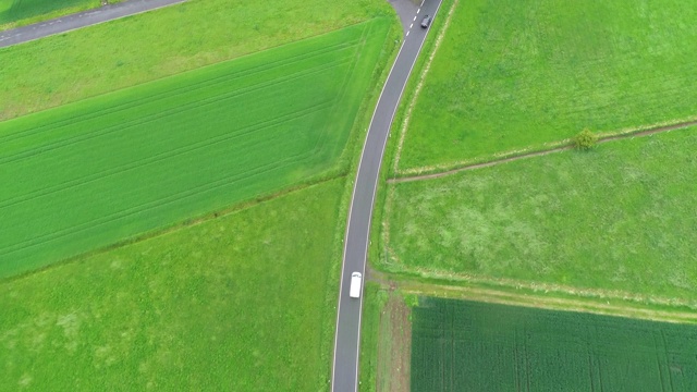 穿过农田的道路视频素材