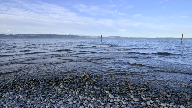 鹅卵石海滩在阿尔根河口，Langenargen, Bodensee, Baden-Württemberg，德国视频素材