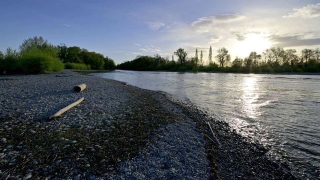 鹅卵石海滩在阿尔根河口，Langenargen, Bodensee, Baden-Württemberg，德国视频素材