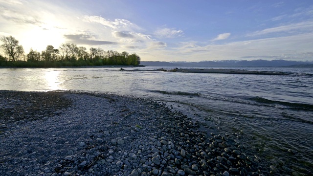 鹅卵石海滩在阿尔根河口，Langenargen, Bodensee, Baden-Württemberg，德国视频素材