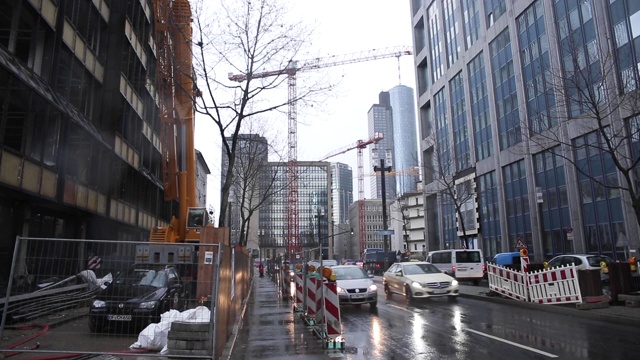 法兰克福市中心雨天的交通状况视频素材