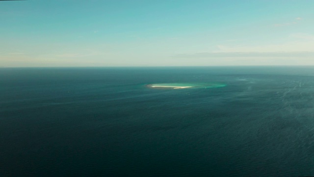 有沙滩的热带岛屿。Camiguin、菲律宾视频素材