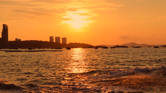 美丽的夏日大海在傍晚日落在海上视频素材