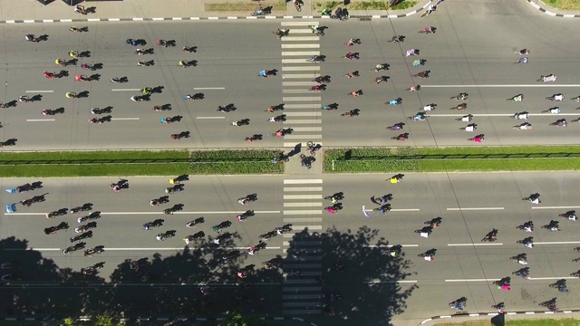 空中俯瞰城市道路，有很多骑自行车的人视频素材