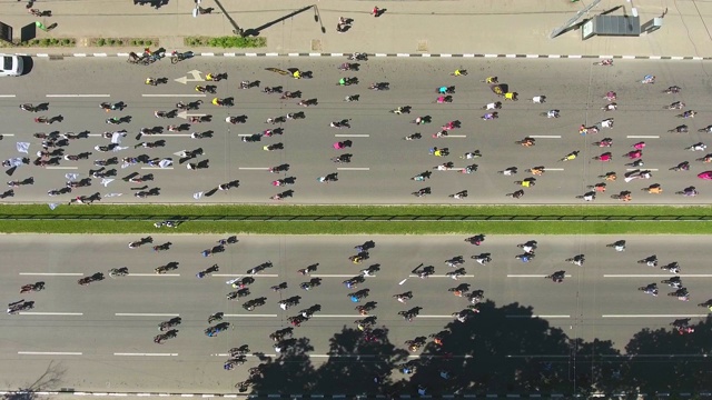 空中俯瞰在城市街道上的专业自行车公路比赛的自行车手视频素材