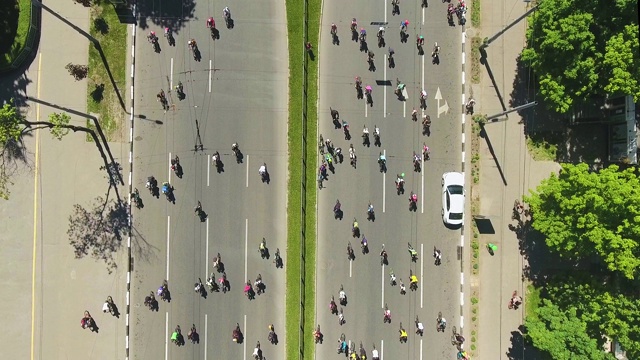 夏天，许多骑自行车的人在城市道路上的空中顶棚视频素材