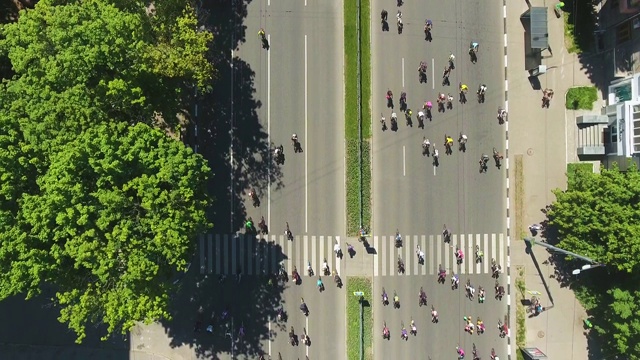 空中的顶部下的一组自行车在城市街道上的自行车公路比赛视频素材