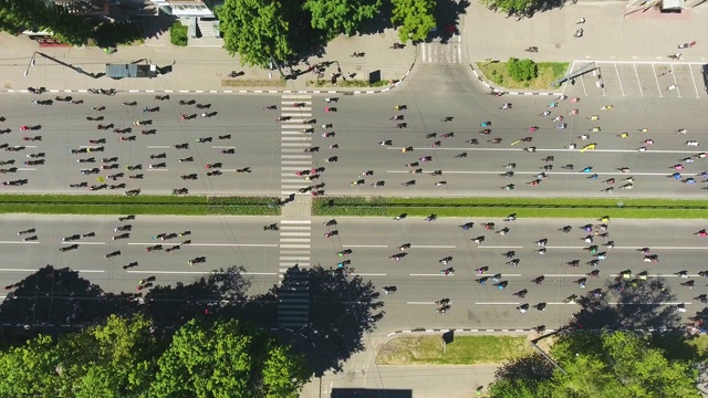 空中顶部向下拍摄的城市道路拥挤的自行车比赛期间视频素材