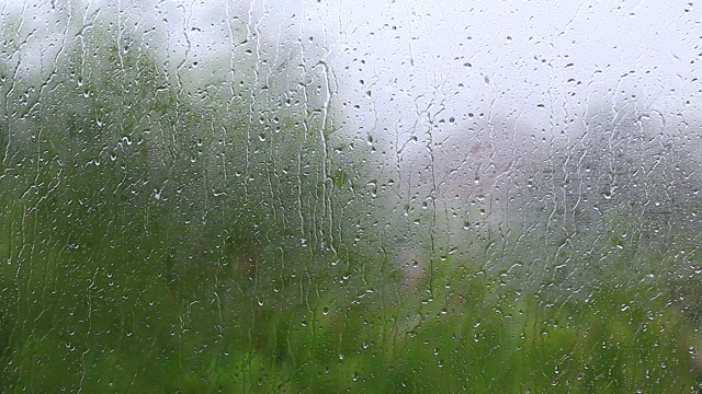 雨点落在玻璃窗上，雨天视频素材