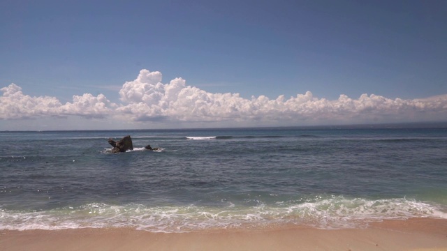 印度洋海水冲刷着黄沙海岸视频素材