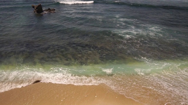 印度洋海水冲刷着黄沙海岸视频素材