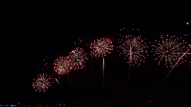 彩色的烟花在黑暗的夜空中爆炸视频素材