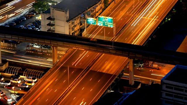 公路枢纽夜间鸟瞰图的昼夜时间流逝。桥梁或街道的连接或交通概念。泰国曼谷市中心的城市建筑。视频素材