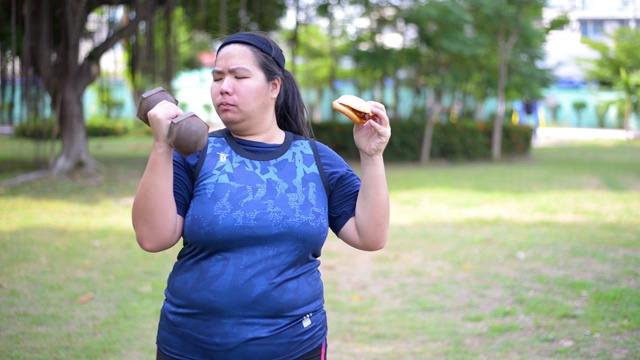 女性一边锻炼一边吃汉堡包视频下载