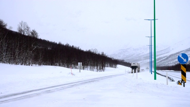 汽车行驶在滑滑的雪地上视频素材