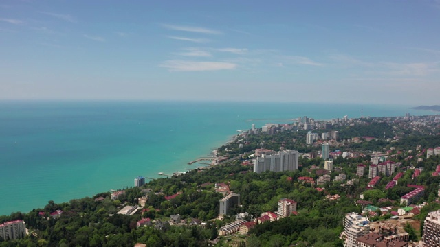 航拍视频拍摄。黑海海岸的索契度假胜地。晴朗蔚蓝的天空。住宅区域。新建房屋和酒店。视频素材