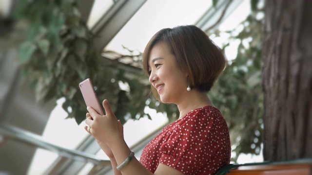 女人在阳台上使用手机视频素材