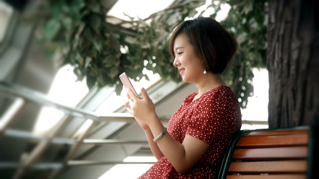 女人在阳台上使用手机视频素材